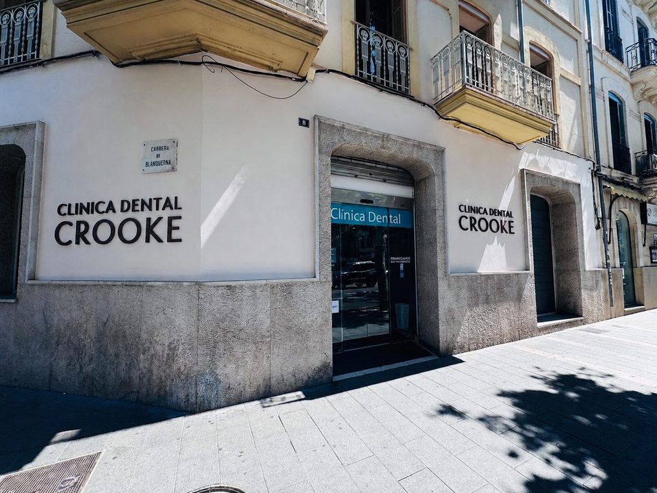 Entrada de la Clínica Dental Crooke en el centro de Palma de Mallorca