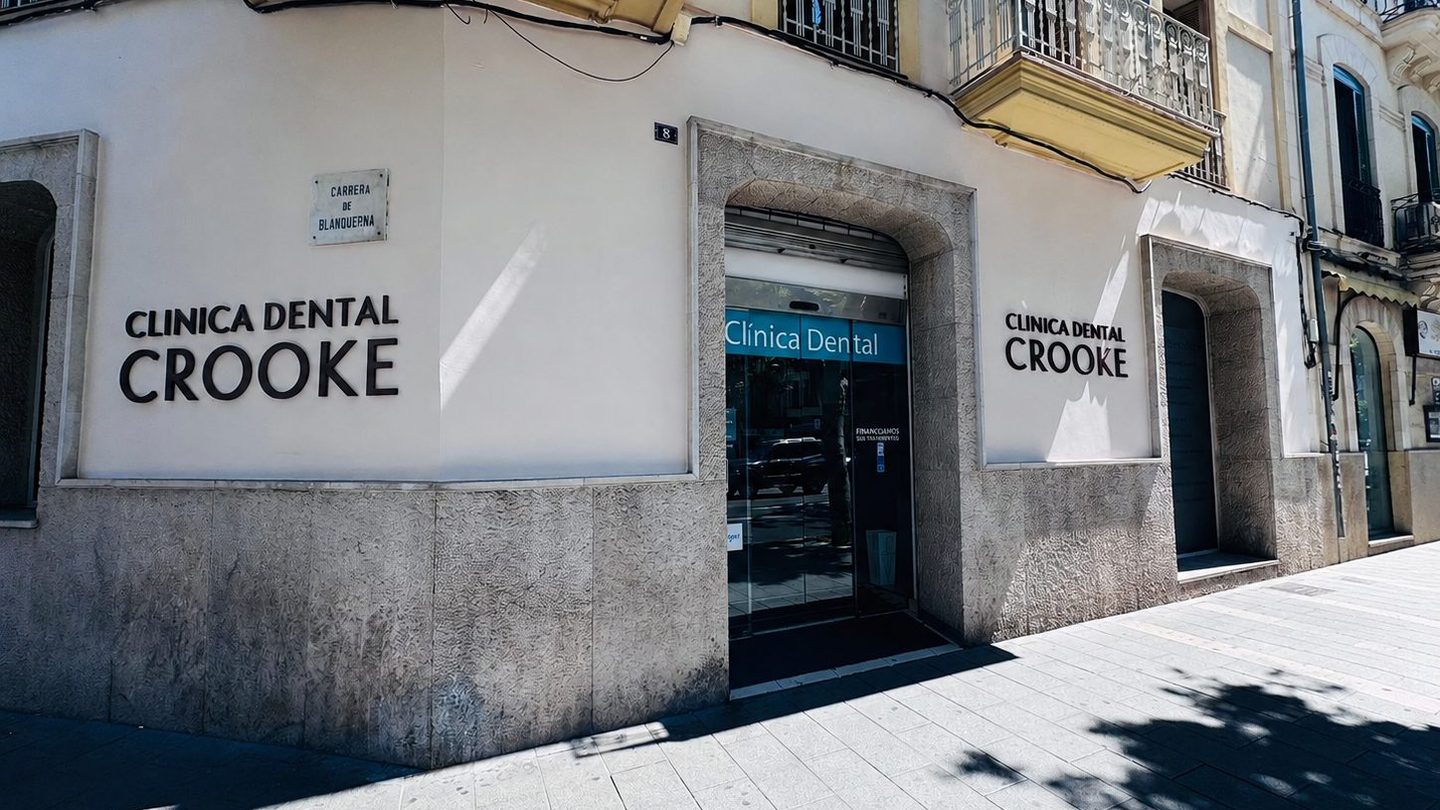 Fachada de la Clínica Dental Crooke en Palma, esquina de Comte de Sallent con Blanquerna